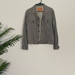 Gray denim Levi’s trucker jacket